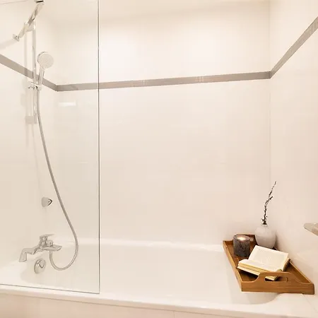 Angles - 1 A Montmartre Paris