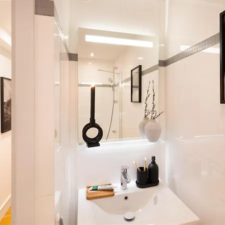 Angles - 1 A Montmartre Apartment