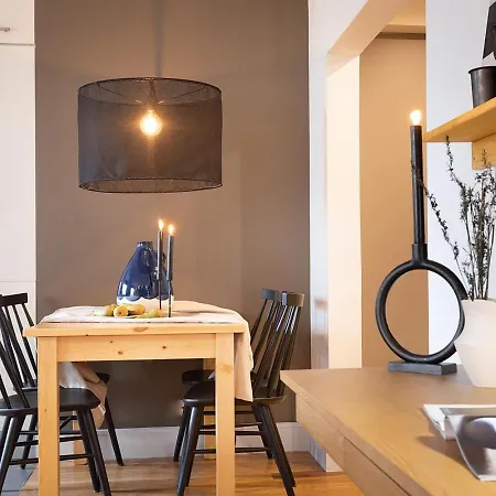 Angles - 1 A Montmartre Apartment