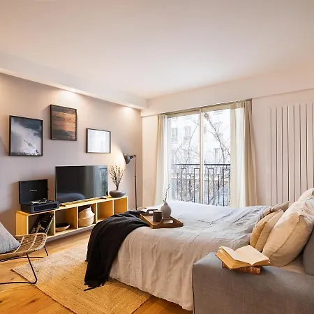 Angles - 1 A Montmartre Apartment *